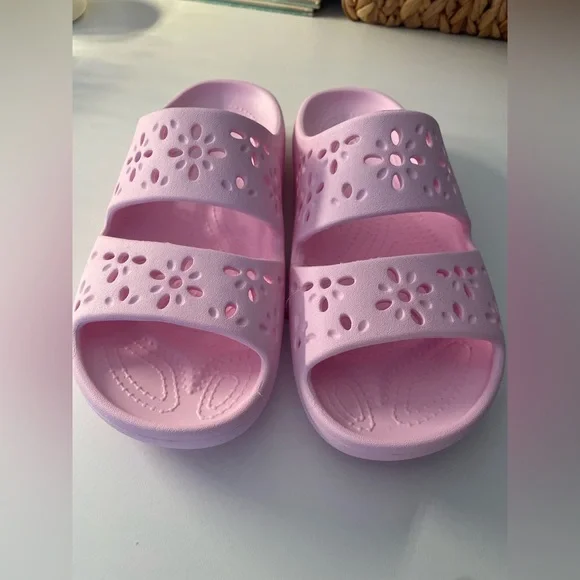 Crocs/NWT Classic Floral Cutout Sandal Sz 7W - Picture 4 of 6